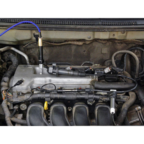 Датчик давления Px35 вкручен в свечное отверстие двигателя
с 4-мя клапанами на цилиндр через пневматический удлинитель