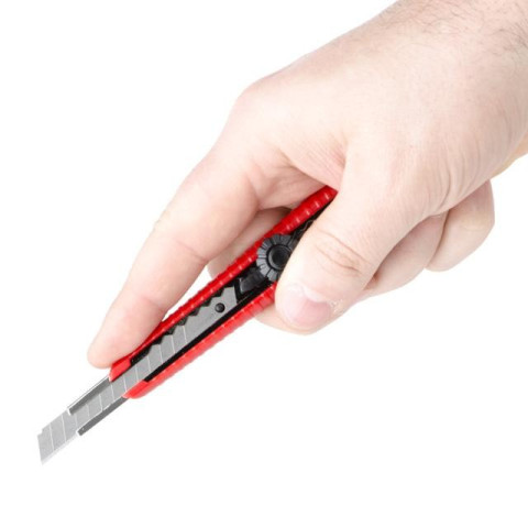 Нож с металлической направляющей 9 мм INTERTOOL HT-0511