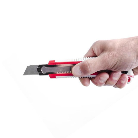 Нож с тремя отломными лезвиями INTERTOOL HT-0508