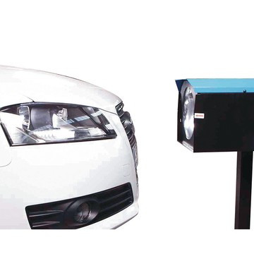 Прибор для регулировки света фар NitroMac NITROMAC-TM в работе.